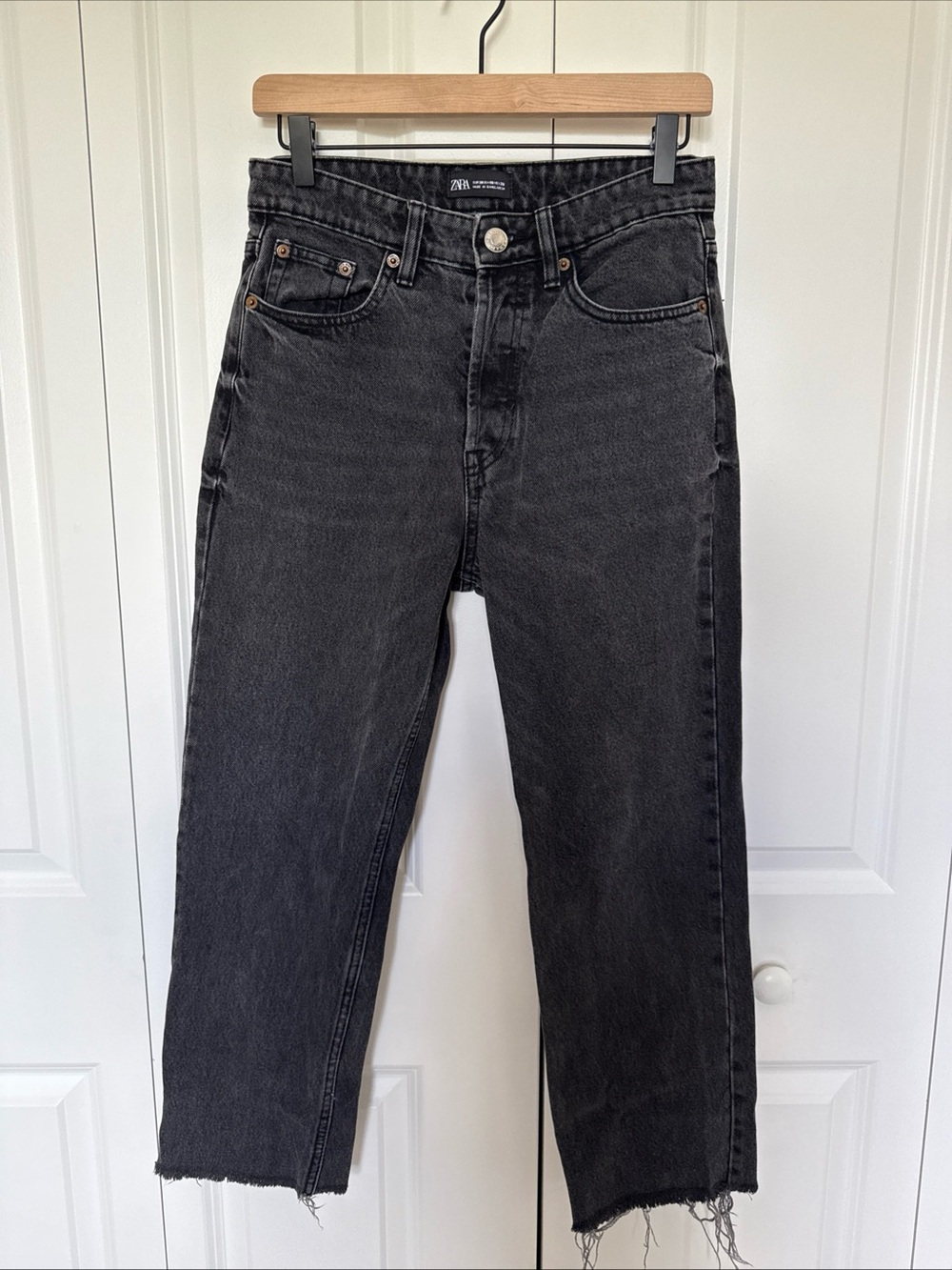 Zara Cropped Black Denim Jeans Frayed Hem Size 38 US 6 Button Closure